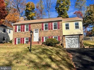 9112 Cascus Dr, Annandale, VA 22003