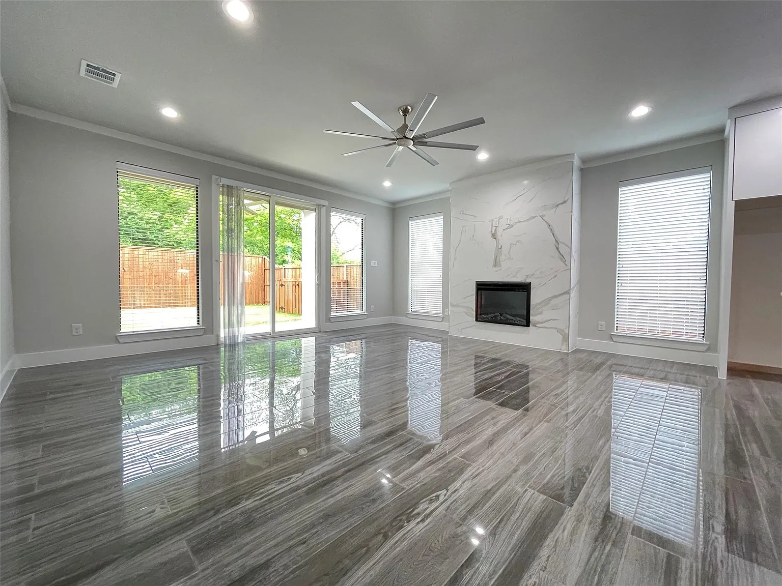 3 bed, 3.5 bath, 2500 sqft, $3,300 — Photo 2