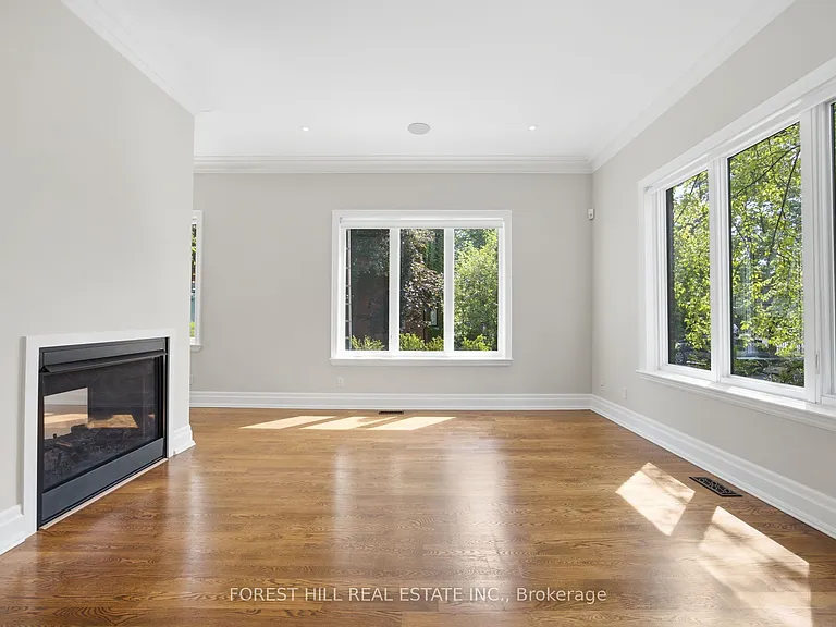52 Shaftesbury Ave — Photo 8