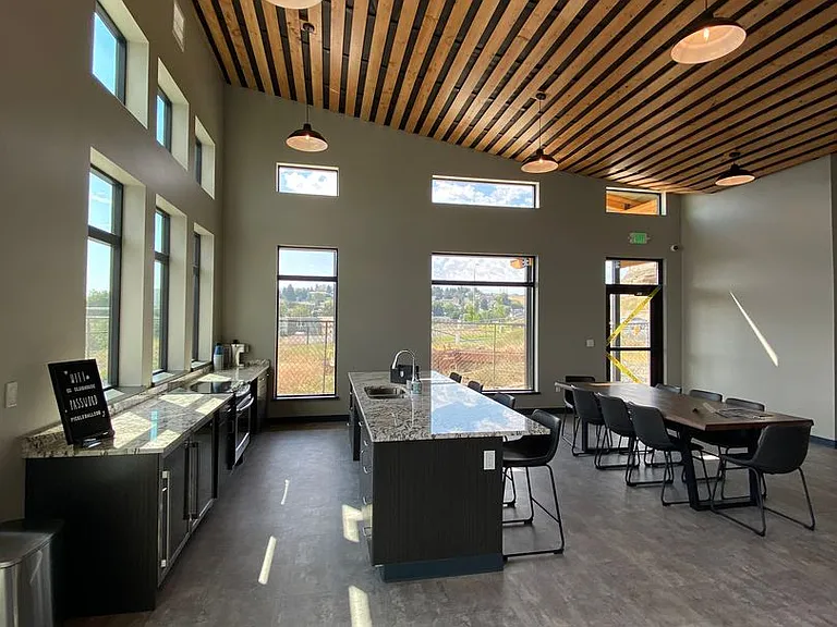 200 Canyon Pkwy — Photo 17