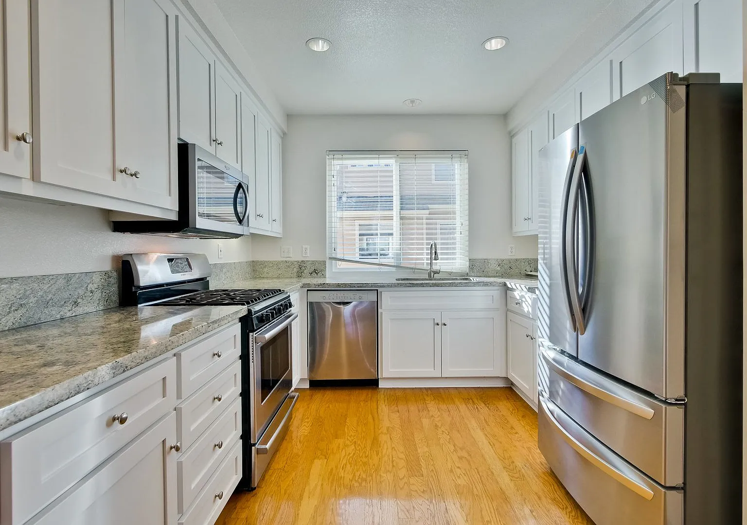 Large 3 Bed 3 Bath Townhouse - Remodeled Kitchen - Water Softener - Zero Deposit Option Available — Photo 1