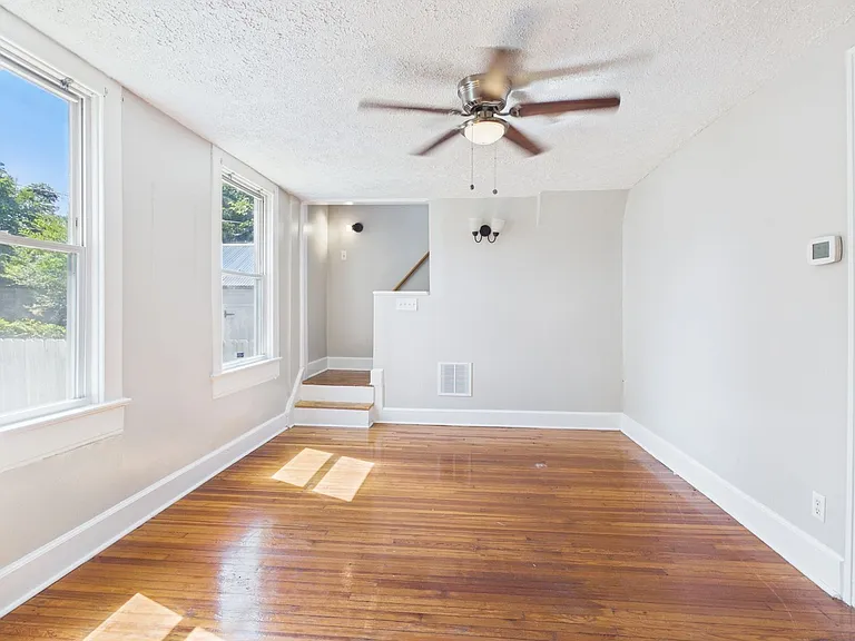 1002 Haskell St — Photo 4