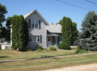 414 3rd St S, Winthrop, IA 50682