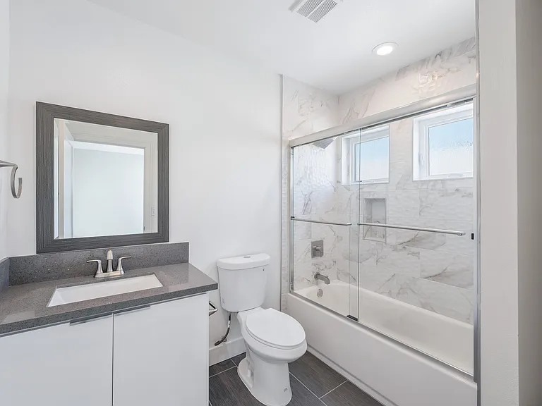 2727 S La Brea Ave — Photo 14