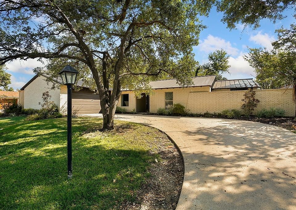 1st image of 15612 Regal Hill Cir