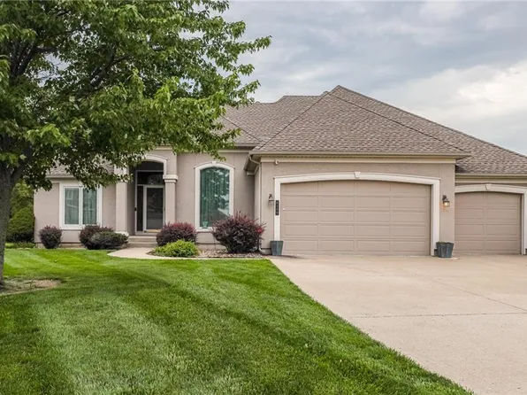 6300 N Kensington Ct, Gladstone, MO 64119