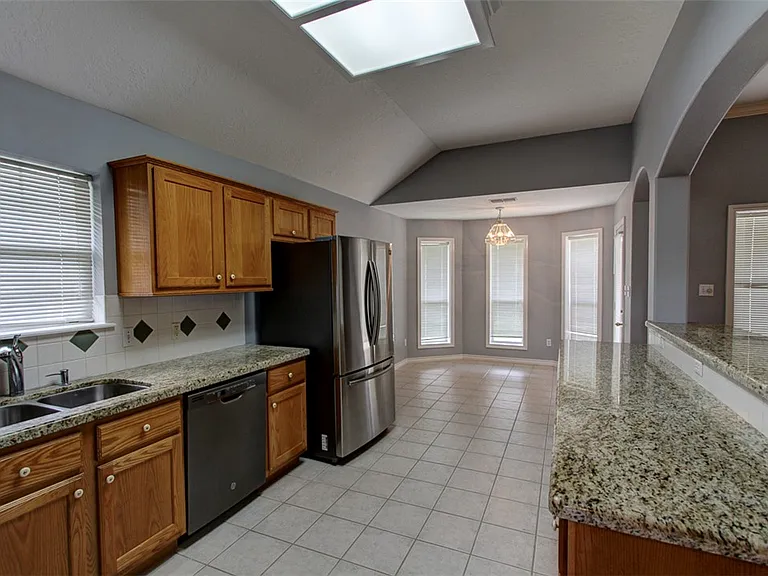 305 Landsburg Ln — Photo 10