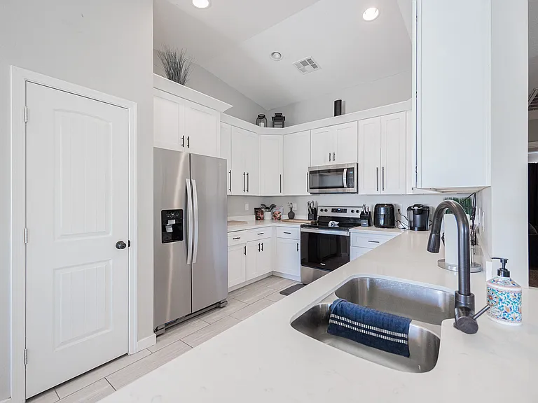 2547 E Illini St — Photo 13