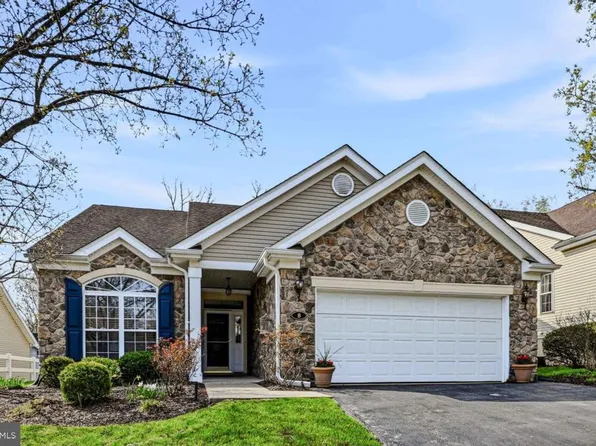 8 Irwin Dr, Upper Chichester, PA 19061
