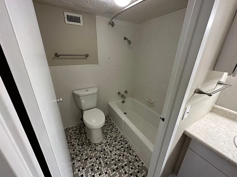 The Regency Apartments — Photo 132