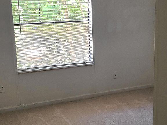4th image of 127 Forest Glen Ln