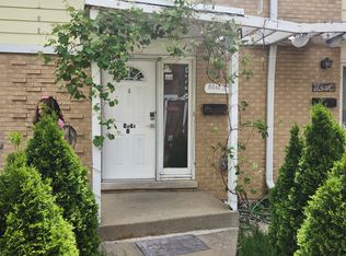 8032 W Lyons St, Niles, IL 60714