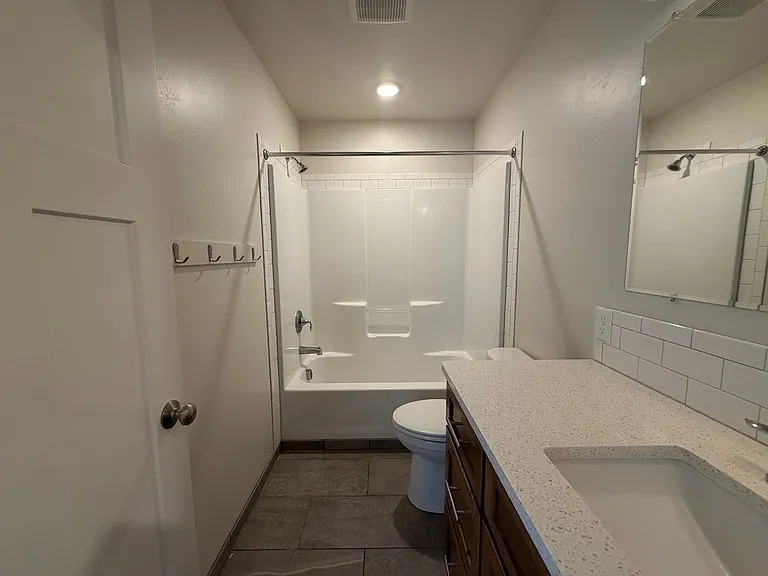 915 N Western Ave — Photo 13