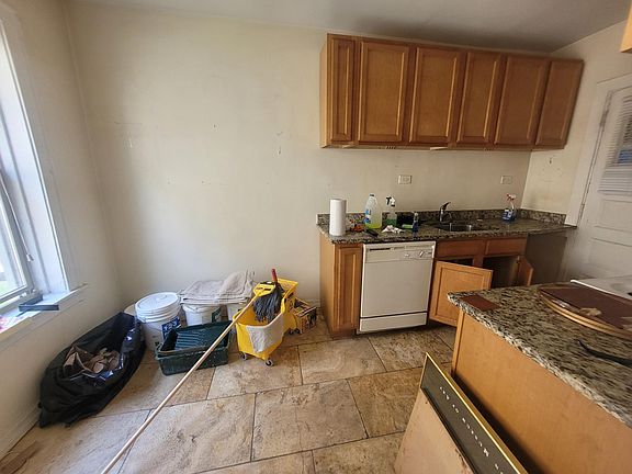 3rd image of 5709 N Magnolia Ave APT 1B