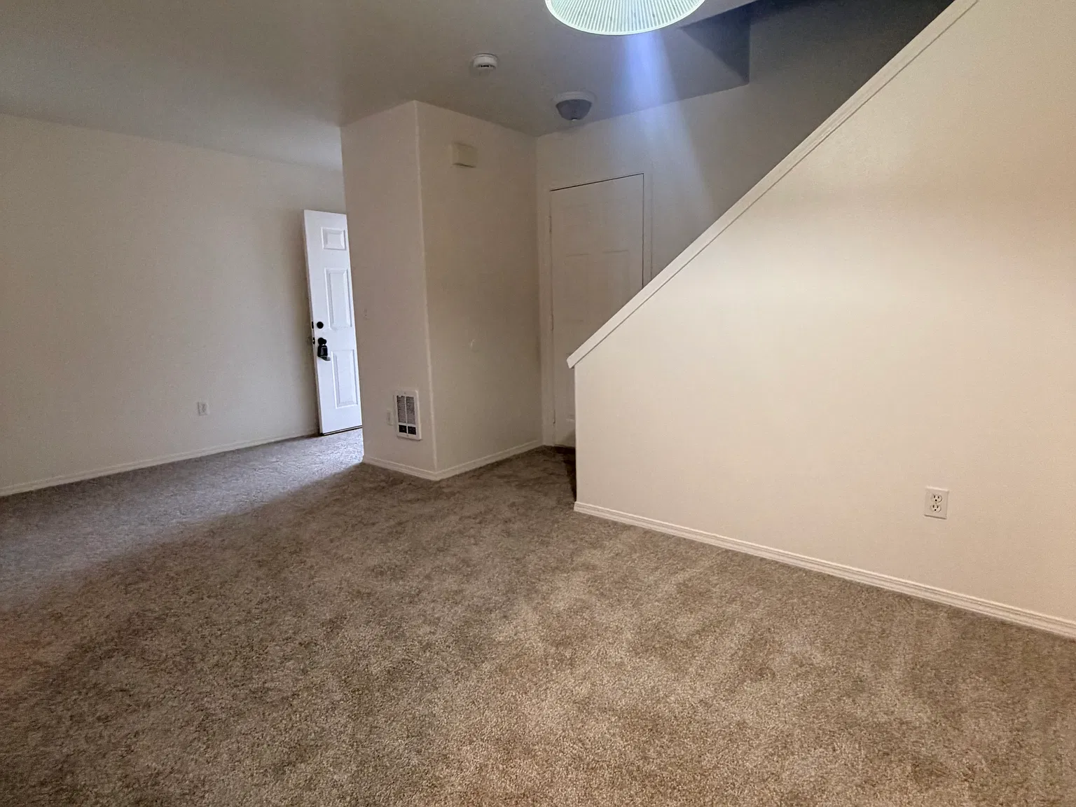 2 bed, 1.5 bath, 900 sqft, $1,800 — Photo 2