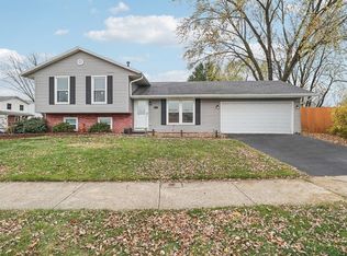 400 Canyon Trl, Carol Stream, IL 60188