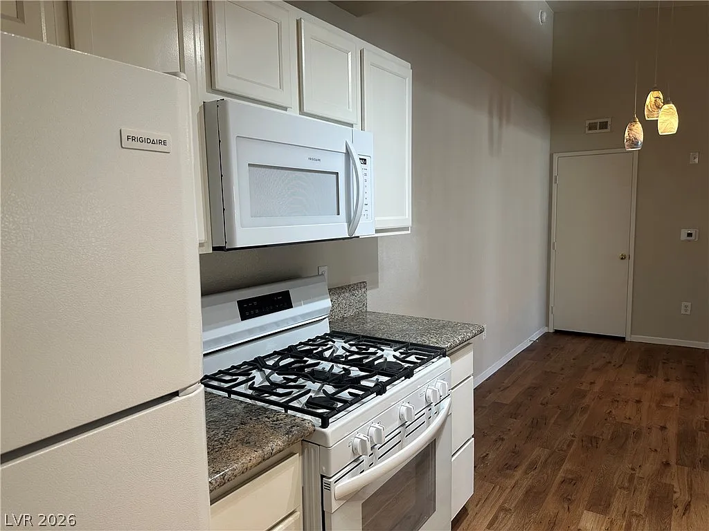 3 bed, 2.0 bath, 1159 sqft, $1,595 — Photo 4
