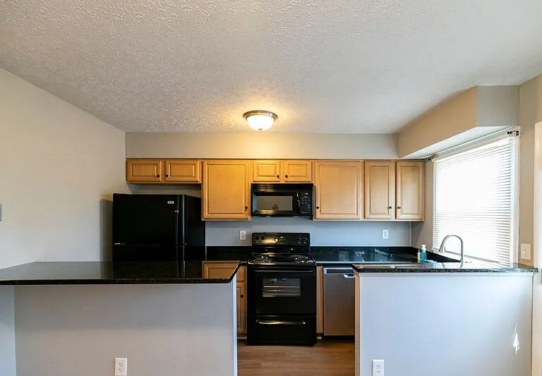 1098-1100 Highland St #1098 — Photo 7