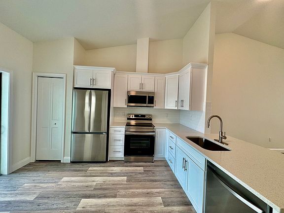 4th image of 19 Columbia Ln #A
