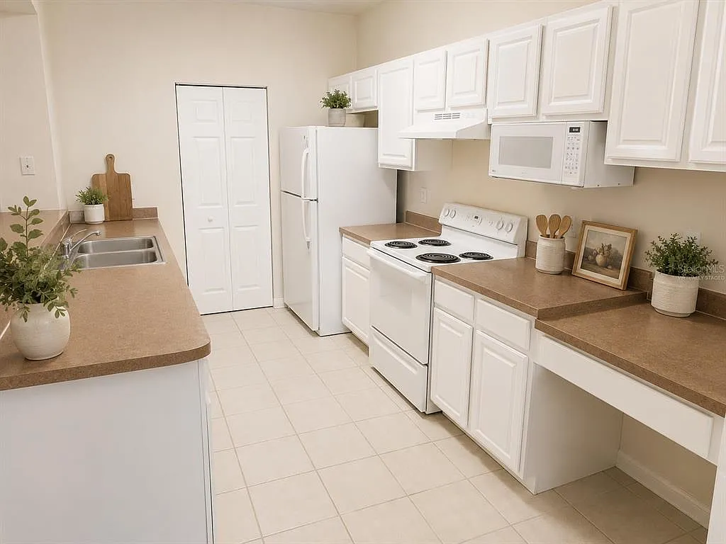 3 bed, 3.5 bath, 2075 sqft, $2,590 — Photo 2