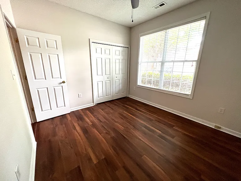 216 Howe St — Photo 18