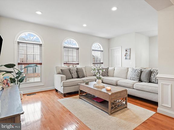 4th image of 8407 Chaucer House Ct