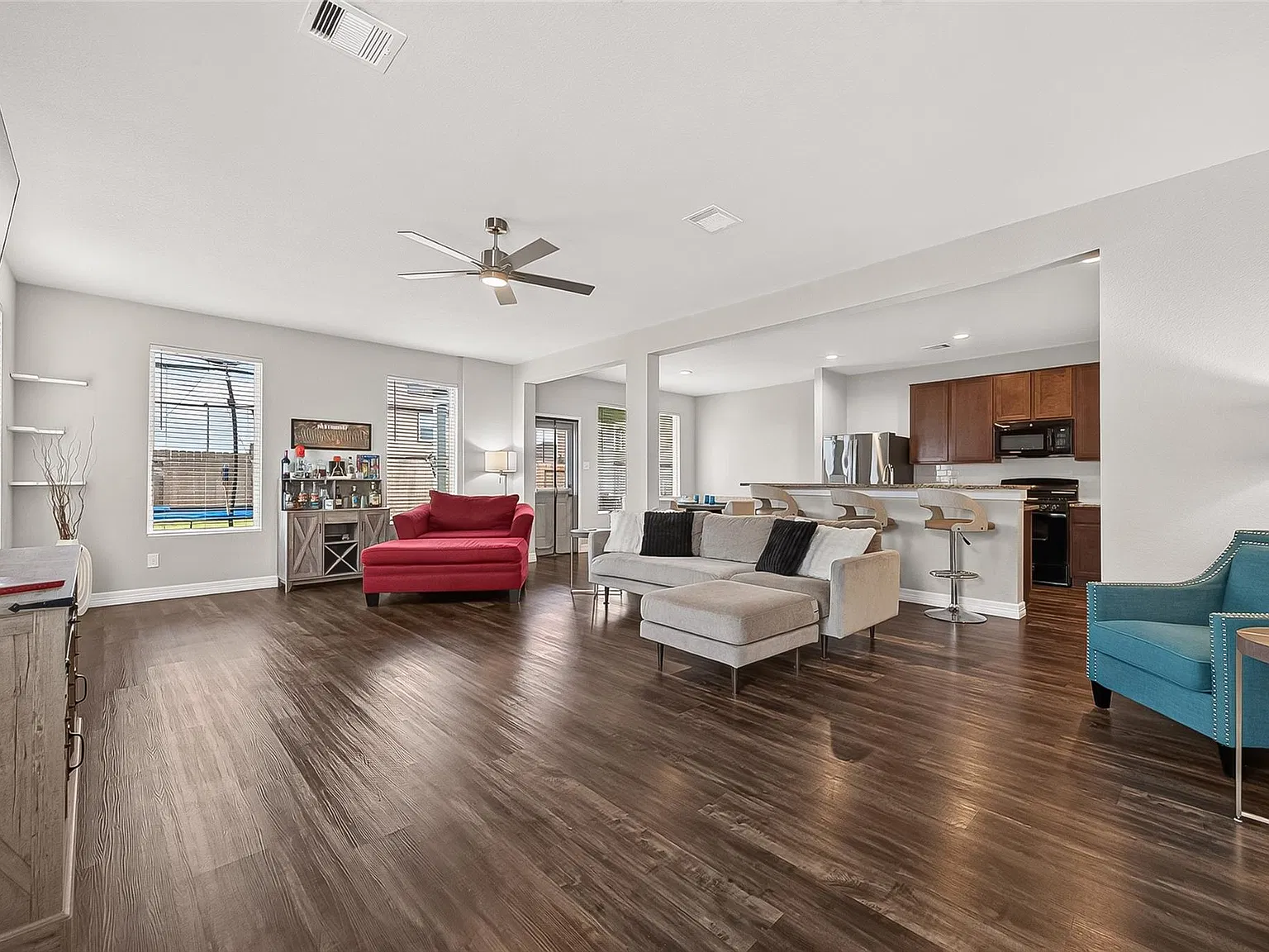 3 bed, 2.5 bath, 2136 sqft, $2,580 — Photo 3
