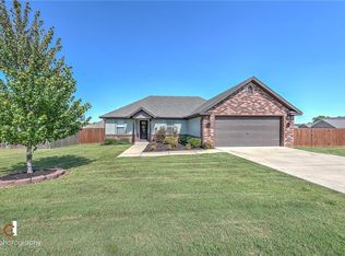 700 Crawford Ln, Prairie Grove, AR 72753