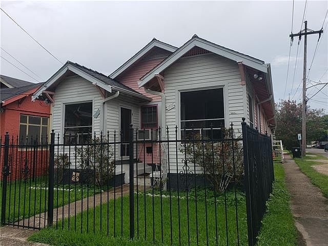 1st image of 2701 Dante St