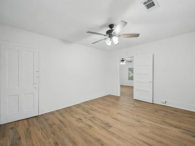 908 E Houston St — Photo 7
