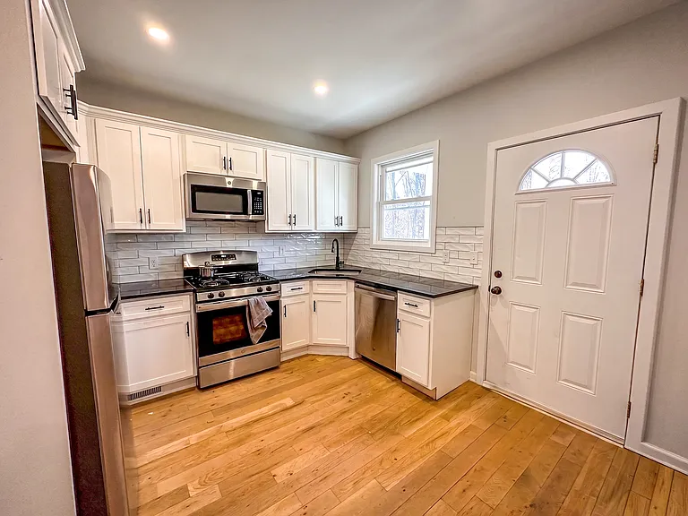 3357 Whitney Ave — Photo 3