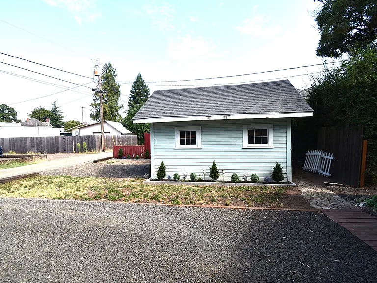 586 Grove St — Photo 36