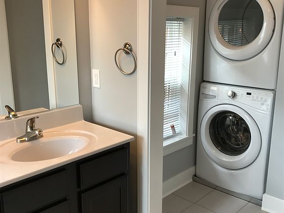 Washer Dryer in Unit