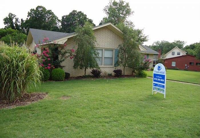 1st image of 501 Rolling Oaks Dr