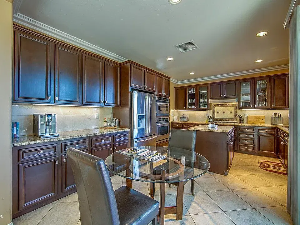 4 bed, 2347 sqft, $5,250 — Photo 2