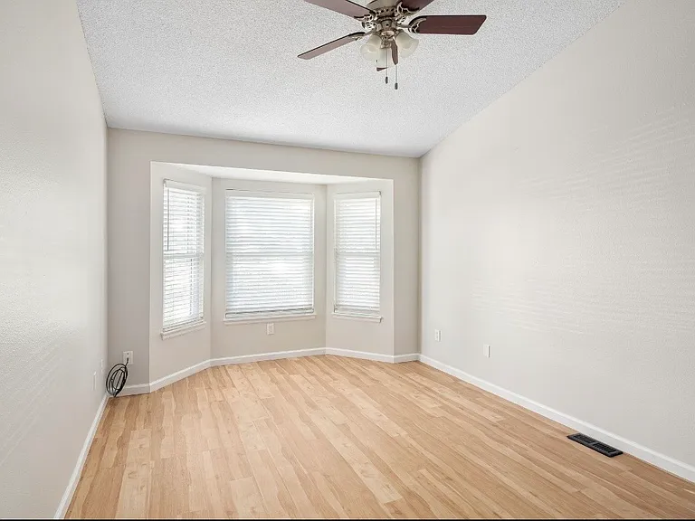 2060 E Phillips Ln — Photo 25