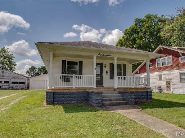 126 W Briggs Ave, Roodhouse, IL 62082