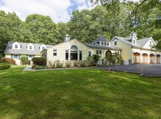 2 Oakwood Dr, Lloyd Harbor, NY 11743