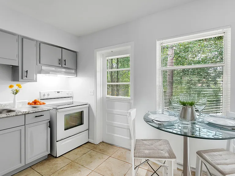 318 E Dakin Ave #8 — Photo 3