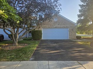 10 King Dr, Streamwood, IL 60107