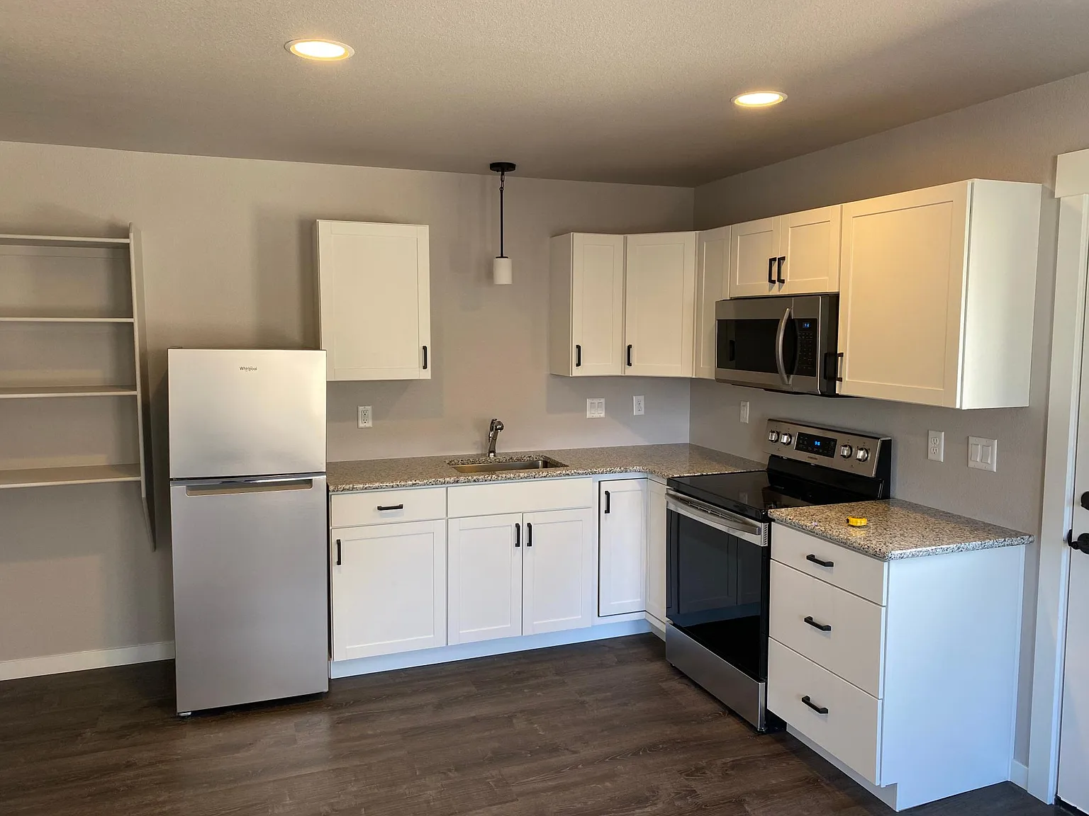 1 bed, 450 sqft, $1,300 — Photo 2