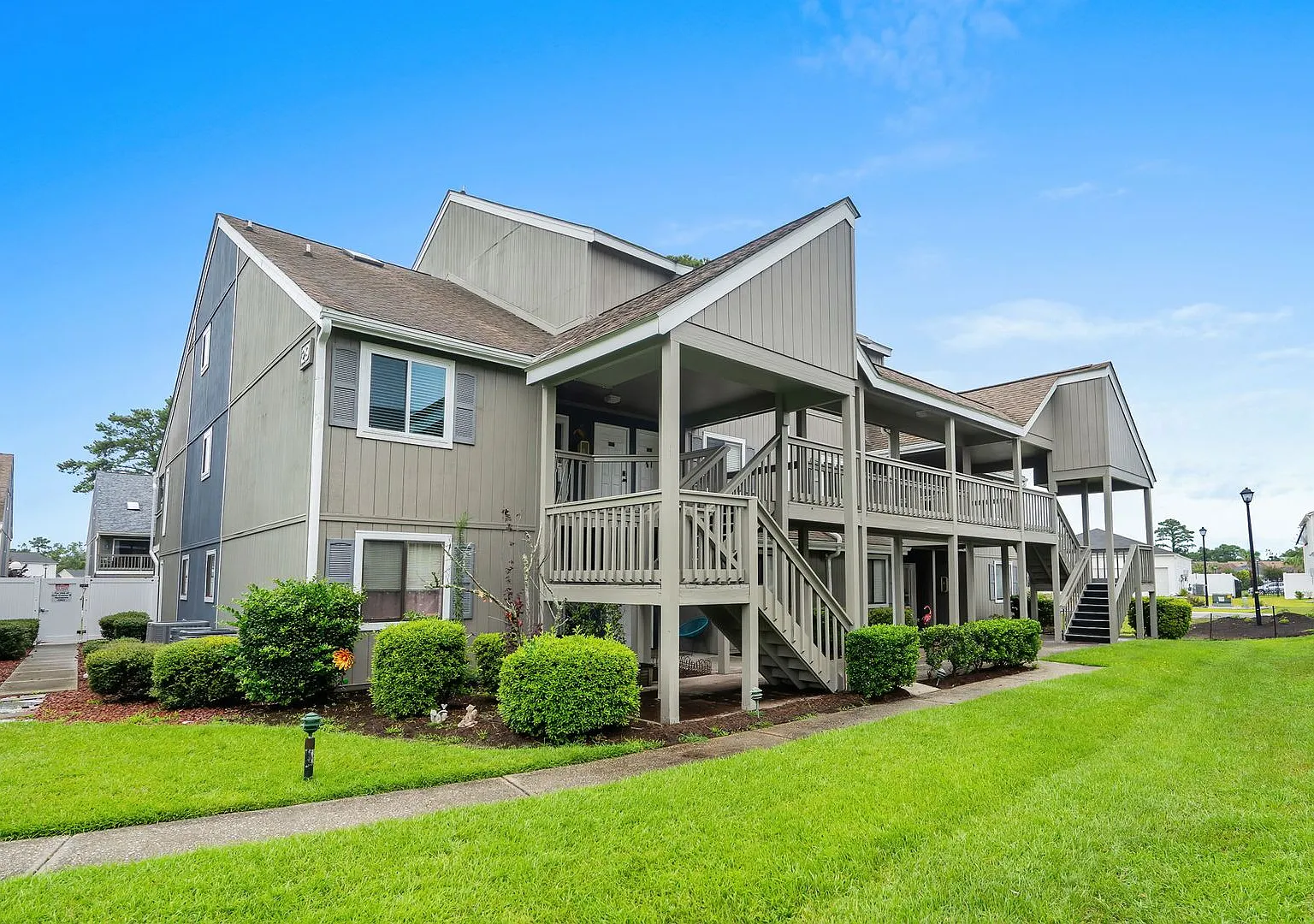 Long Term Furnished Top Floor Condo - Your Bright & Spacious Beach Getaway Awaits! — Photo 1