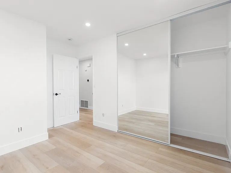 Bedroom4 - fits queen