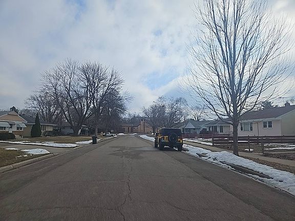 5th image of 254 Arion St E