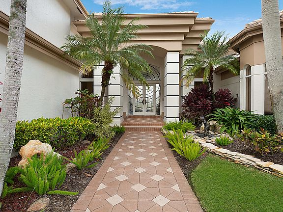 Home For Sale In Woodfield Country Club