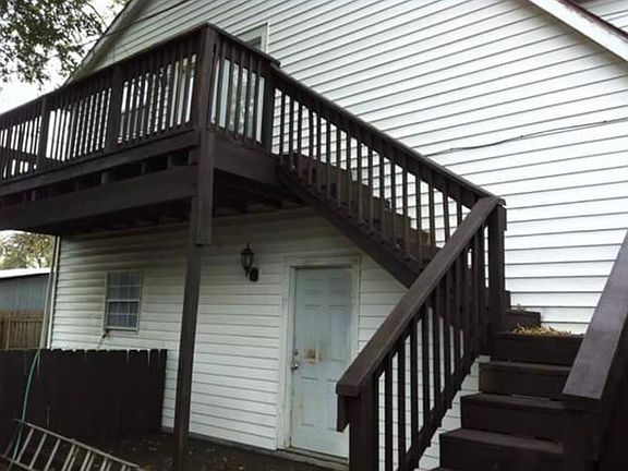 Entry stairs to front door 