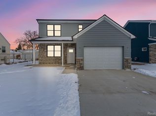 25800 Groveland St, Roseville, MI 48066
