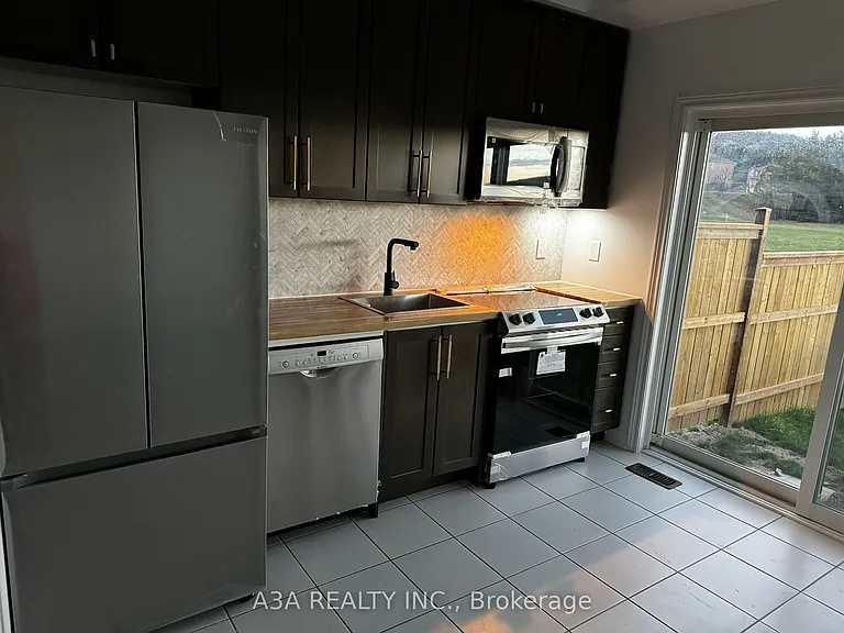 21 Deneb St — Photo 4