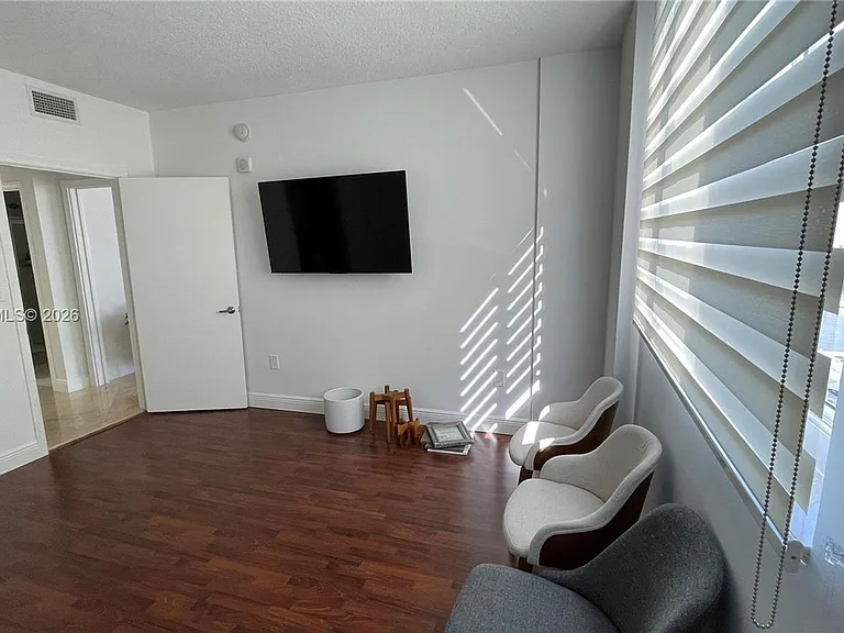18800 NE 29th Ave #818 — Photo 8
