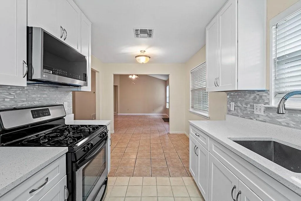 2 bed, 1.0 bath, 854 sqft, $1,700 — Photo 4